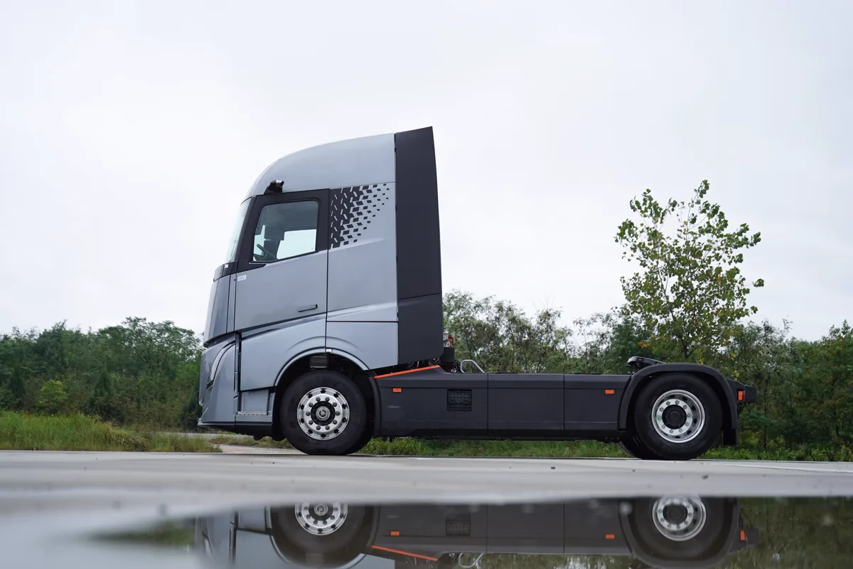 YES-EU truck 4x2 BEV Tractor